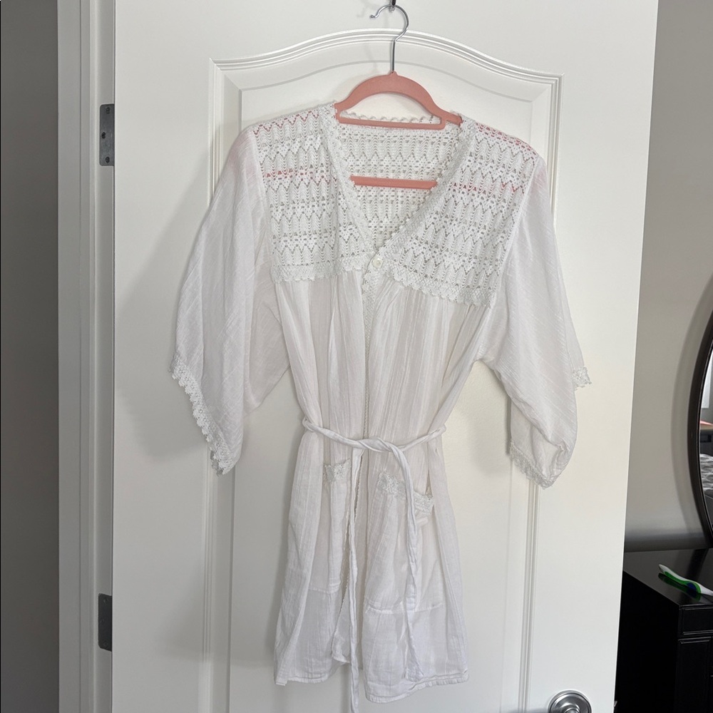 White Lace Trim bridal dressing robe. NWOT
